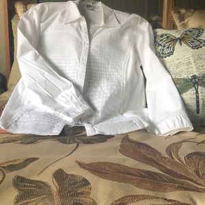 🌷SOLD🌷White button down blouse/shirt.